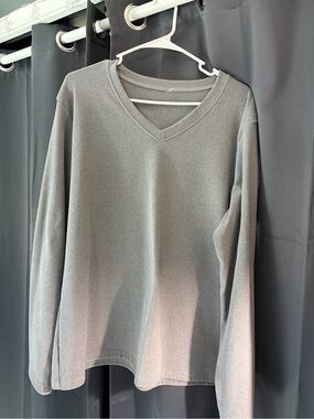 Women’s long sleeve v neck shirt gray